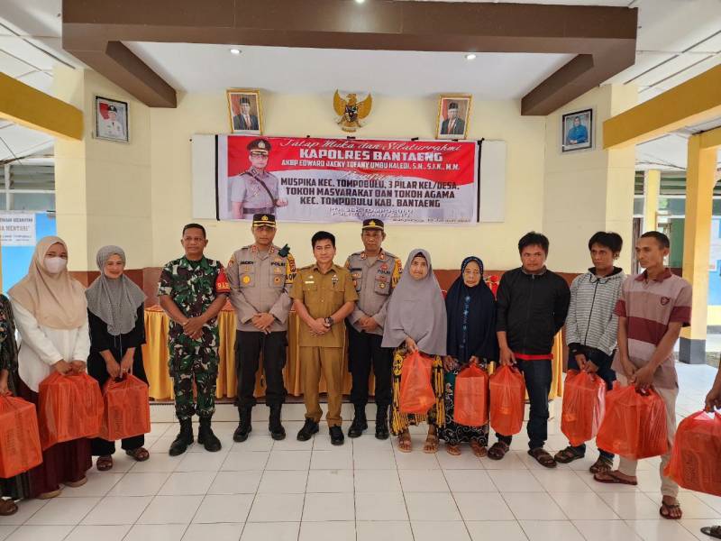 Warga Desa Pattaneteang, Ungkapkan Rasa Terima Kasih Atas Bantuan Paket Sembako dari Kapolres Bantaeng