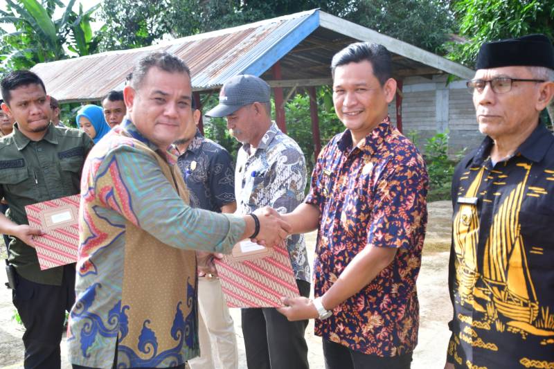 Pj Bupati Sinjai Serahkan Pagu ADD 2024 ke 10 Desa