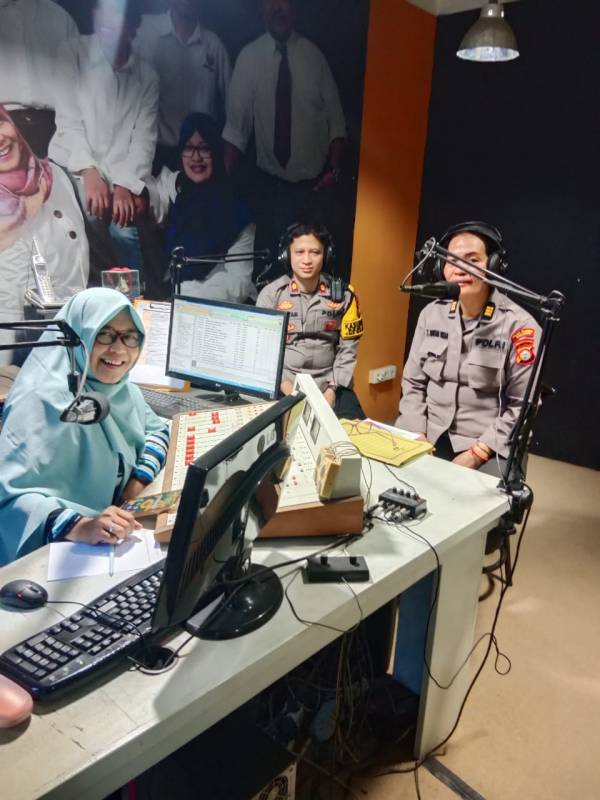 Cegah Hoax Pemilu 2024, Kapolsek Wajo Imbau Warga Melalui Siaran Radio 