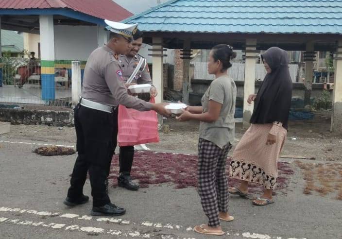 Jumat Berkah, Satlantas Polres Bantaeng Berbagi Nasi Kotak ke Warga