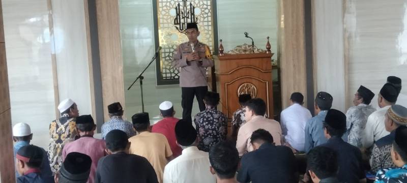 Kaur Bin Ops Sat Binmas Polres Bantaeng Ajak Jamaah Jumat Sukseskan Pemilu 2024 