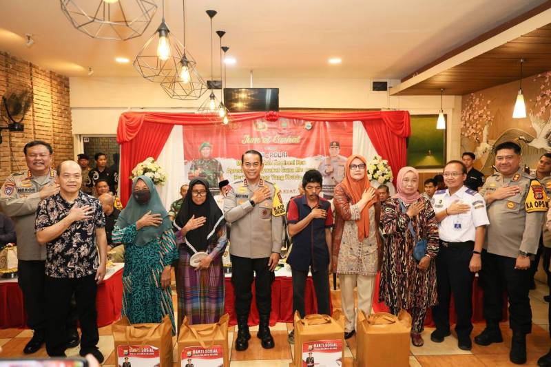Kapolda Sulsel Serap Aspirasi Warga Sambil Berbagi Sembako