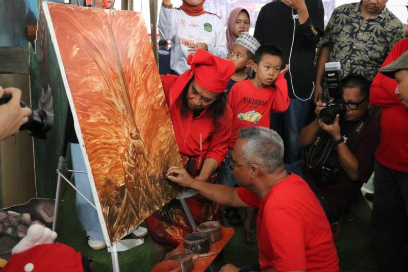 Buka Pameran Karya Seni, Budiman Goreskan Tanah ke Kanvas Sebagai Simbol Perlawanan Rakyat Luwu