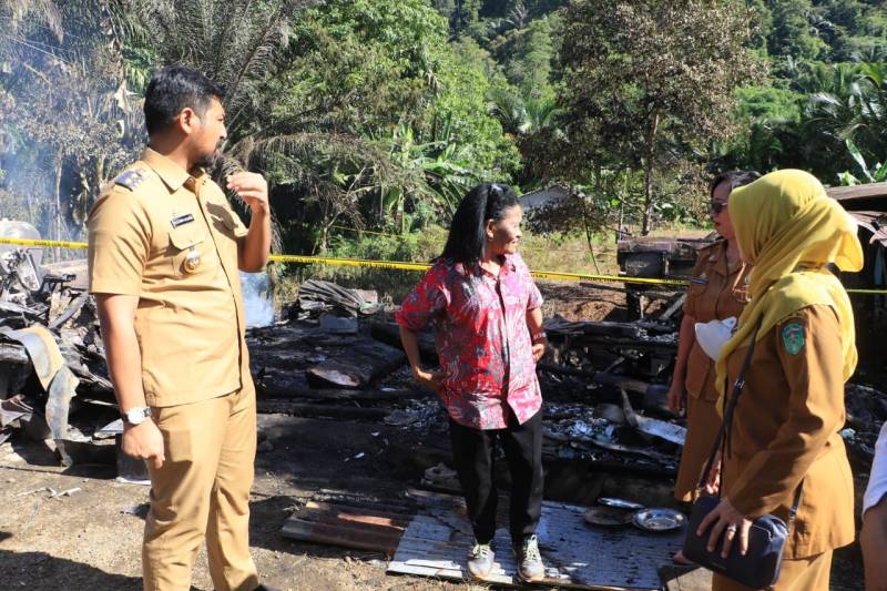 Tinjau Lokasi Kebakaran, Wabup Serahkan Bantuan