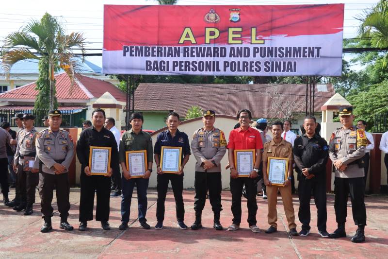 Bentuk Apresiasi, Kapolres Sinjai Berikan Penghargaan ke Organisasi Pers