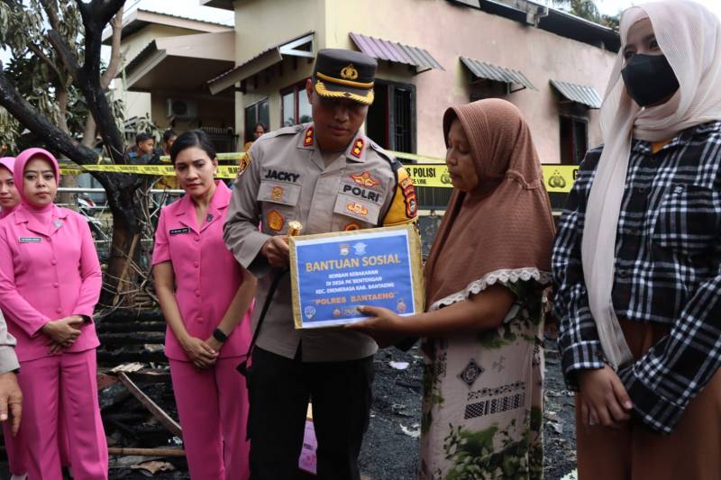 Kapolres Bantaeng Berikan Bantuan ke Korban Kebakaran