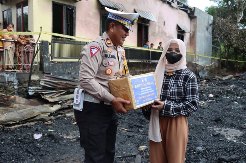 Wujud Rasa Empati, Kasat Lantas Polres Bantaeng Bantu Korban Kebakaran