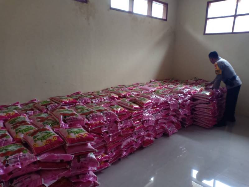 Beras Bantuan Kapolda Sulsel Tiba di Polres Sinjai