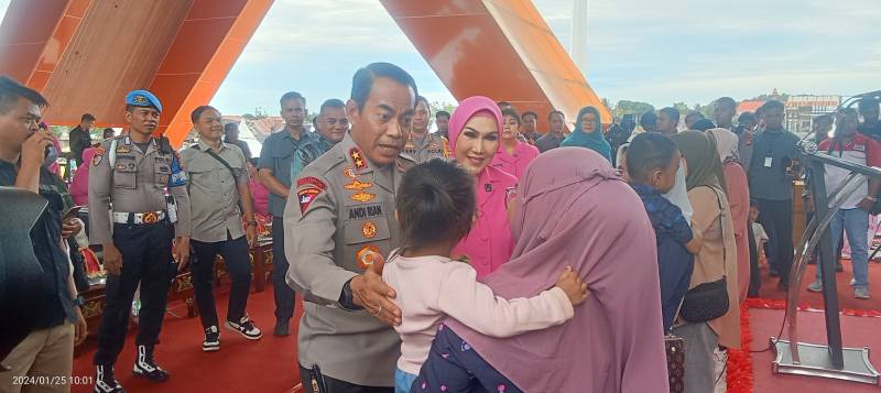 Kunker di Sinjai, Kapolda Sulsel Gelar Bakti Sosial, Bakti Kesehatan dan Pasar Murah