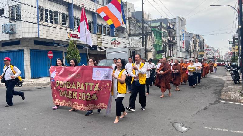 Umat Buddha Sulsel Gelar Pindapatta Imlek 2024