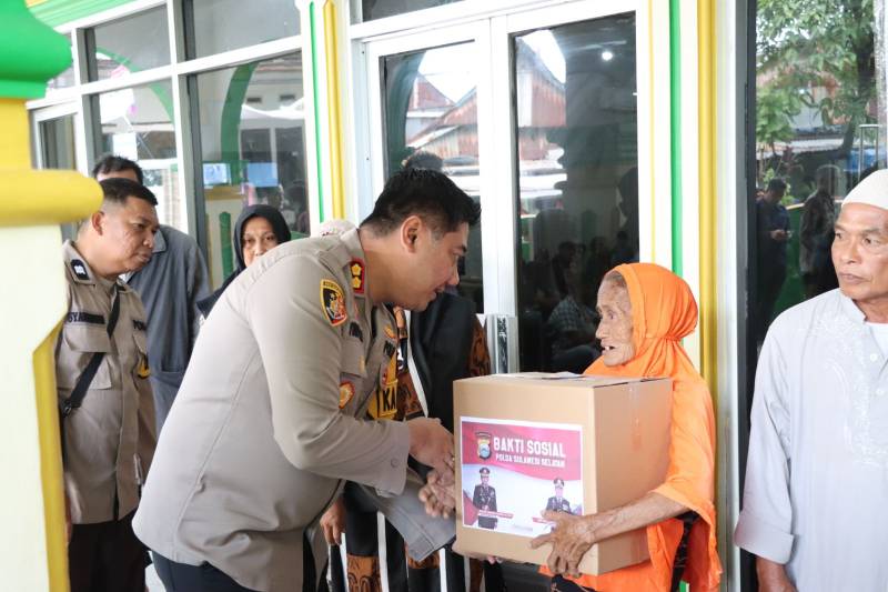 AKBP Yudi Prianto Serahkan 400 Paket Sembako ke Warga Kecamatan Ujung Tanah 