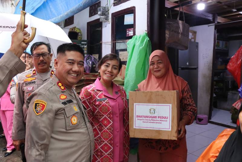 Polres Pelabuhan Makassar Bagikan 400 Paket Sembako di Kecamatan Wajo