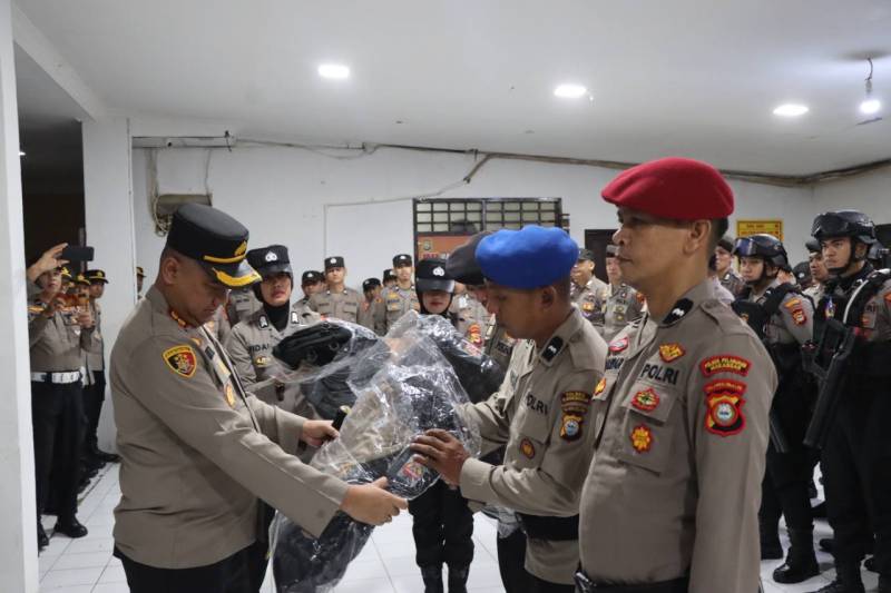 Jelang Pemilu 2024, Kapolres Pelabuhan Makassar Distribusikan Kaporlap Personel 