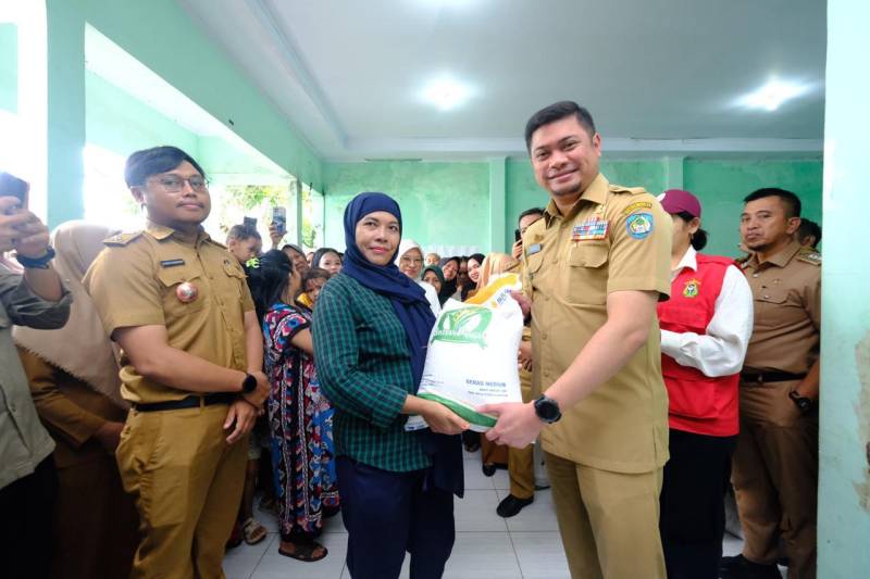 Adnan Tinjau Pendistribusian Bantuan Cadangan Beras 