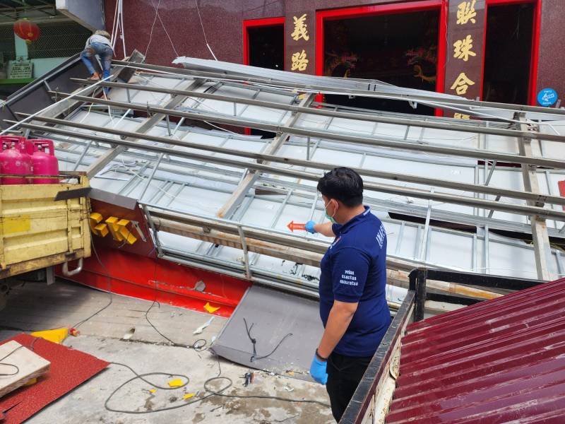 Kanopi Klenteng Kwan Kong Roboh, Dua Pekerja Terjatuh dari Lantai 3 dan 2