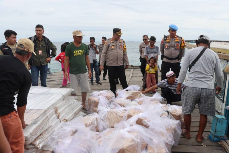 Kapolres AKBP Yudi Frianto Kawal Langsung Pendistribusian Logistik Pemilu di Kecamatan Sangkarrang 