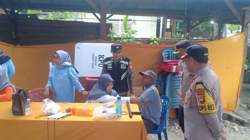 Dokkes Polres Selayar kerjasama Dinkes Cek Kesehatan dan Bagikan Vitamin Kepada KPPS yang Kelelahan