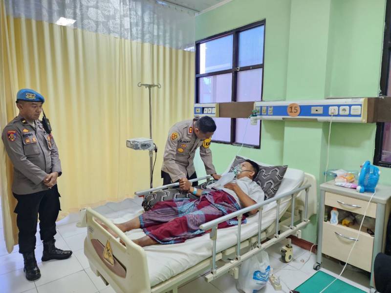 Peduli Anggota Sakit, Kapolres Jenguk Personel di Rumah Sakit
