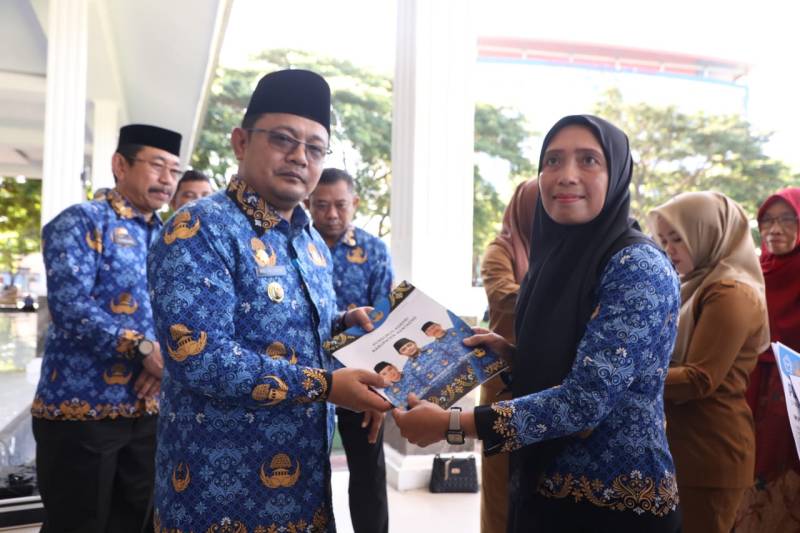 Pemkab Bantaeng Beri Piagam Kepada ASN yang Memasuki Masa Pensiun