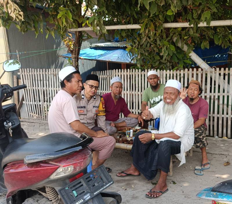 Imbau Warga Jaga Kamtibmas Pasca Pencoblosan, Bhabinkamtibmas Pulau Kodingareng Sambangi Warga