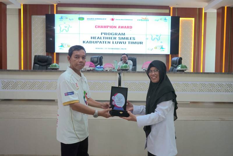 Gandeng Save The Children, Pemkab Lutim Serahkan Penghargaan Champion Award untuk 5 SD Negeri