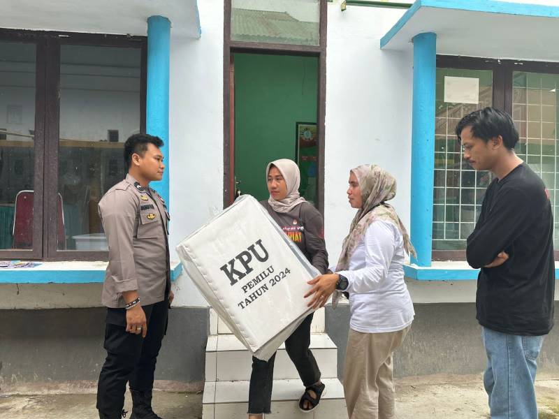 Pastikan Aman, Polres Bantaeng Kawal Pergeseran Kotak Suara Hasil Pleno dari PPK ke Gudang Logistik KPU