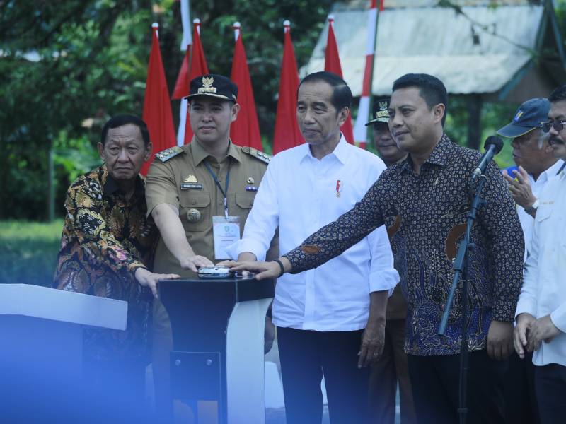 Jokowi Resmikan  Inpres Jalan Daerah di Desa Panaikang, Total Anggaran Rp669M