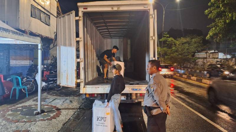 Polsek Ujung Tanah Kawal Ketat Distribusi Kotak Suara dari PPK ke Gudang Logistik KPU Makassar
