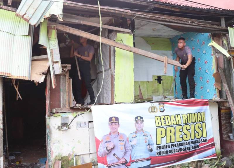 Program Kapolda Sulsel Peduli, Polres Pelabuhan Makassar Bedah Rumah Warga Malimongan