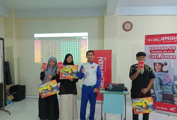 Edukasi Safety Riding di SMPIT AR-Rahmah Makassar, Asmo Sulsel: Bangga Jadi Generasi #Cari_Aman Edukasi Safety Riding di SMPIT AR-Rahmah Makassar, Asmo Sulsel: Bangga Jadi Generasi #Cari_Aman