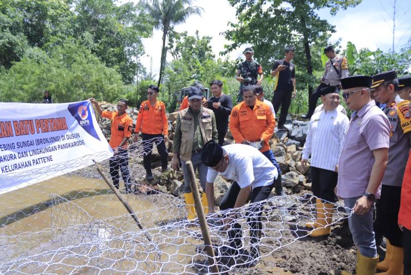 Cegah Bencana, Kalaksa BPBD Dampingi Pj Bupati Takalar Letakkan Batu Pertama Pembangunan Bronjong