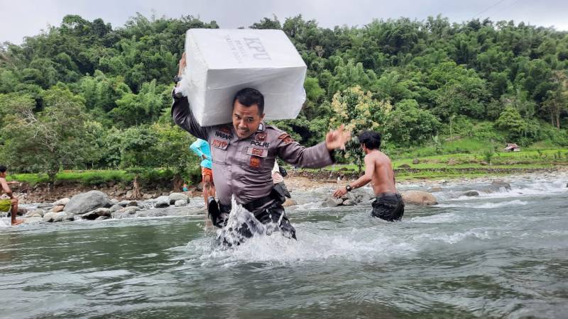 Kisah Petugas Pengamanan Pemilu, Bawa Logistik Lintasi Sungai Dan Jalan Kaki