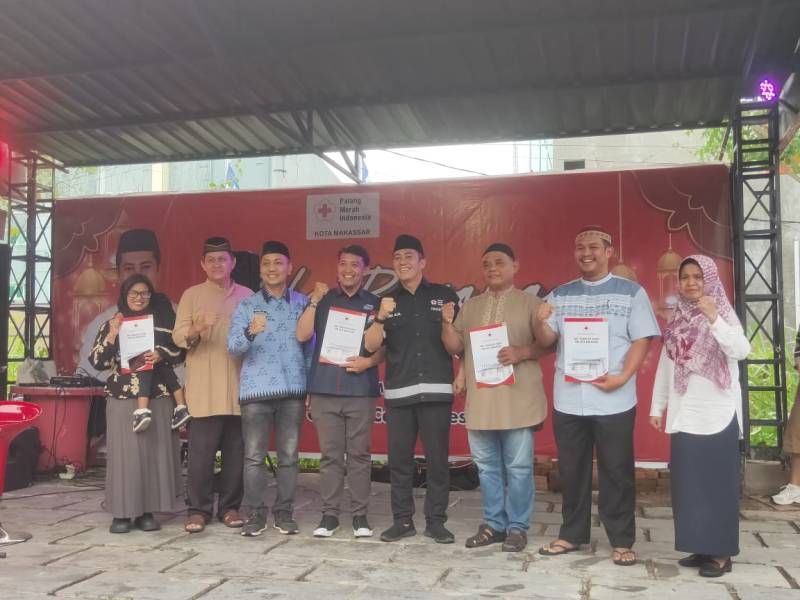 Gelar Buka Puasa, PMI Makassar Ganjar Penghargaan Ke Pendonor 25 Kali