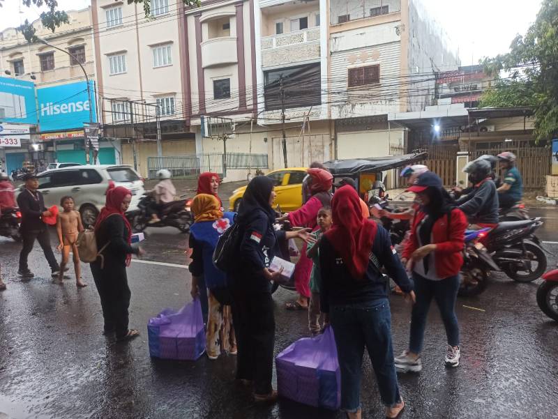 Momentum Ramadan, Relawan Sibat PMI Makassar Bagi Takjil ke Pengguna Jalan