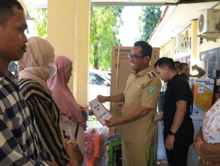 Majukan UMKM Takalar, Pj Bupati Serahkan Bantuan Peralatan Usaha