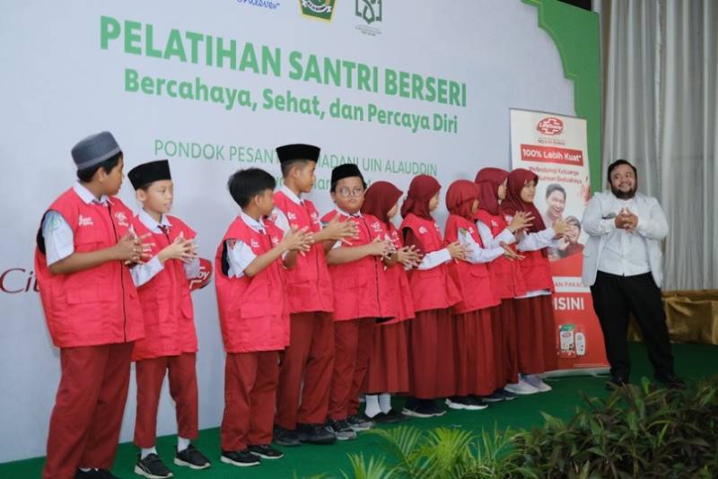 Ribuan Santri Pondok Pesantren Madani UIN Alauddin Makassar Mendapatkan Pelatihan dan Edukasi Kesehatan dari Lifebuoy