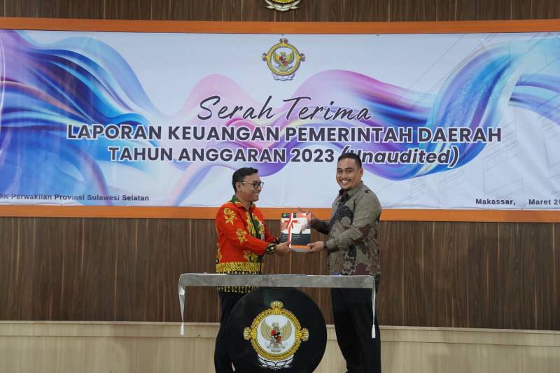 Sekda Sidrap Muhammad Yusuf Serahkan LKPD Unaudited 2023 ke BPK