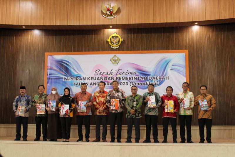 Pj. Bupati Bantaeng Serahkan LKPD Unaudited Tahun Anggaran 2023 ke BPK