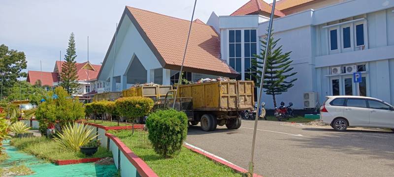 Petugas Kebersihan DLHK Gelar Aksi Unjuk Rasa