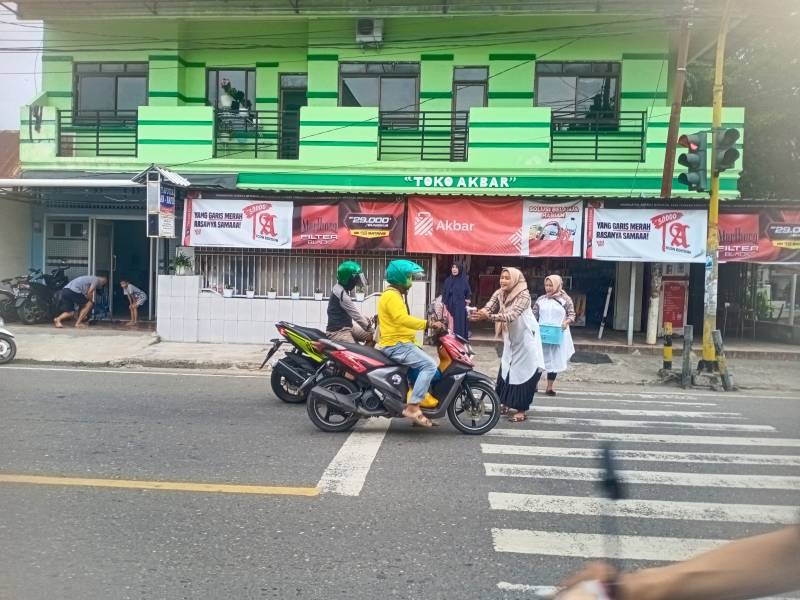 Bulan Ramadan, Kerukunan Keluarga Bugis (KKB) Enrekang Berbagi takjil dan Buka Bersama