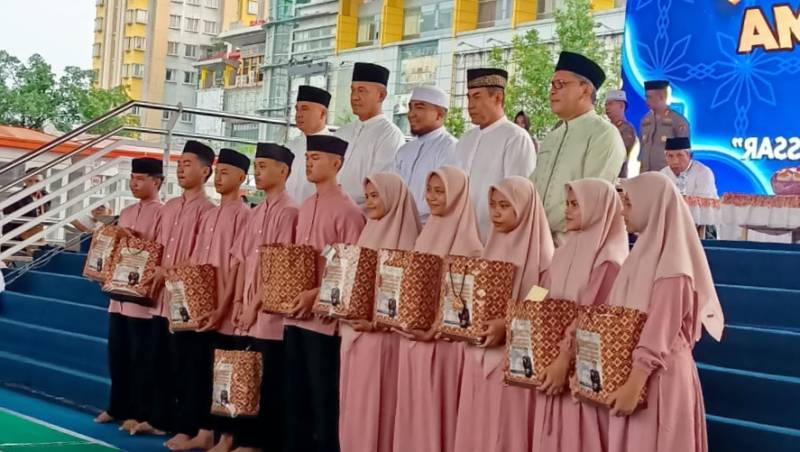 Kapolda Sulsel Buka Puasa Bersama Sekaligus Santuni 1.180 Anak Panti Asuhan 