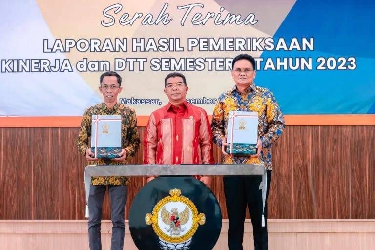 Ketua DPRD Barru Bersama Bupati Terima Penyerahan LHP BPK