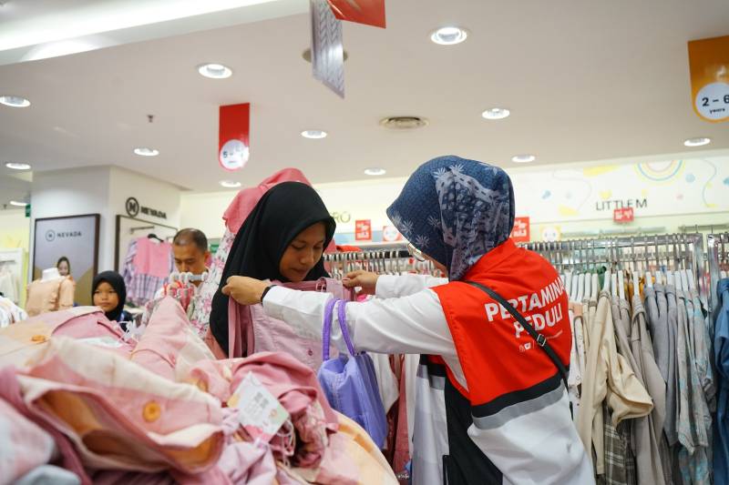 Pertamina Patra Niaga Ajak Anak Yatim dan Dhuafa Belanja Baju Lebaran Melalui Program SEBARAN di Makassar