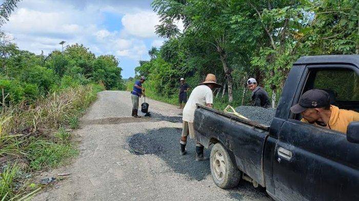 Jelang Mudik Lebaran 2024, Dinas PUPRP Tambal Jalan Berlubang di Wajo
