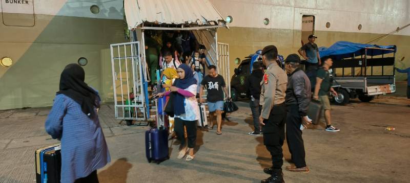 Arus Balik Lebaran, Polres Pelabuhan Makassar Berikan Pelayanan Prima Pada Masyarakat 