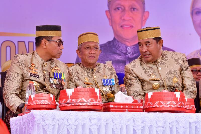 Pj Gubernur Bahtiar dan Kapolda Sulsel Hadiri Prosesi Mattompang Arajang