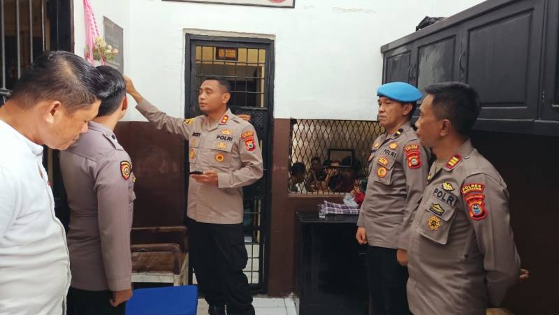Kapolres Bantaeng Cek Langsung Kondisi Ruang Tahanan dan Pastikan Tahanan Sehat