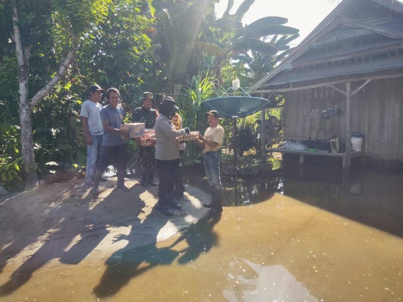 Kapolsek Lamasi Salurkan Bantuan Kapolda Sulsel Untuk Korban Banjir Kapolsek Lamasi Salurkan Bantuan Kapolda Sulsel Untuk Korban Banjir