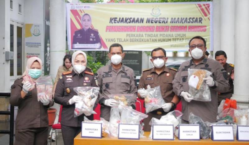 Kejari Makassar Musnahkan Ratusan Barang Bukti, Ini Jenisnya