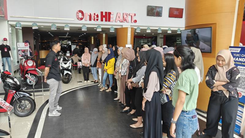 Puluhan Mahasiswa Datangi Astra Motor Sulsel,  Ikuti Tour Showroom 